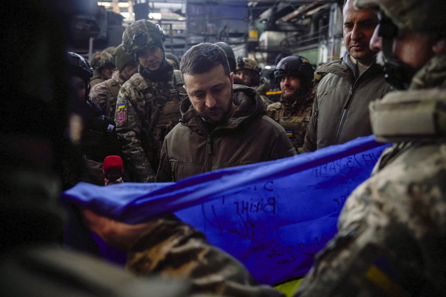 Πόλεμος στην Ουκρανία: Η επίσκεψη Ζελένσκι «ένεση ηθικού» για τους στρατιώτες της Μπαχμούτ - Οι υπόλοιποι δηλώνουν άγνοια