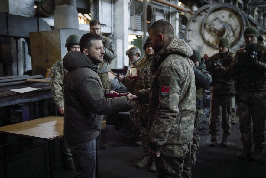 Πόλεμος στην Ουκρανία: Η επίσκεψη Ζελένσκι «ένεση ηθικού» για τους στρατιώτες της Μπαχμούτ - Οι υπόλοιποι δηλώνουν άγνοια