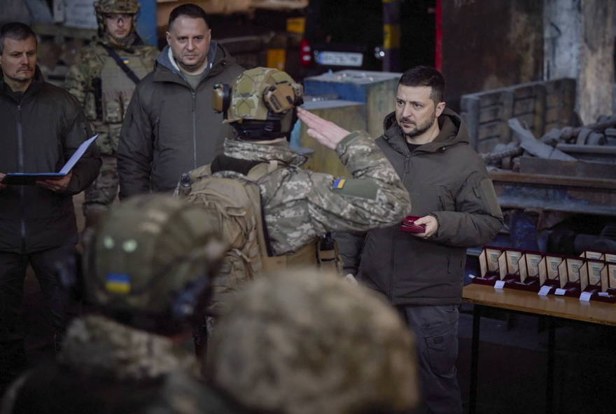 Πόλεμος στην Ουκρανία: Η επίσκεψη Ζελένσκι «ένεση ηθικού» για τους στρατιώτες της Μπαχμούτ - Οι υπόλοιποι δηλώνουν άγνοια