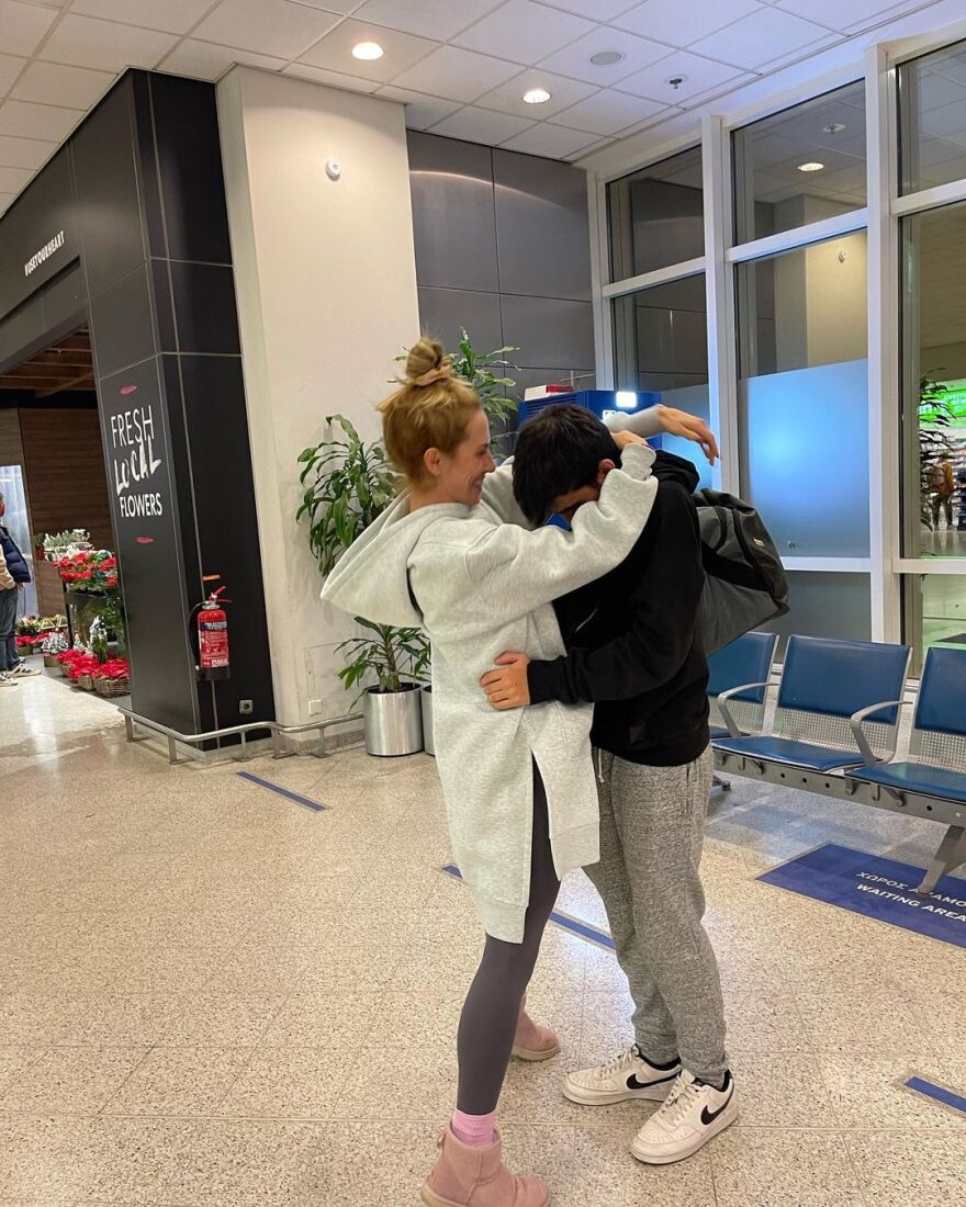 Ντορέττα Παπαδημητρίου: Υποδέχτηκε στο αεροδρόμιο τον γιο της που έλειπε για σπουδές