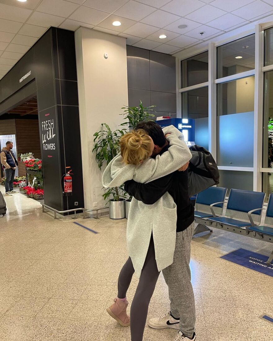 Ντορέττα Παπαδημητρίου: Υποδέχτηκε στο αεροδρόμιο τον γιο της που έλειπε για σπουδές