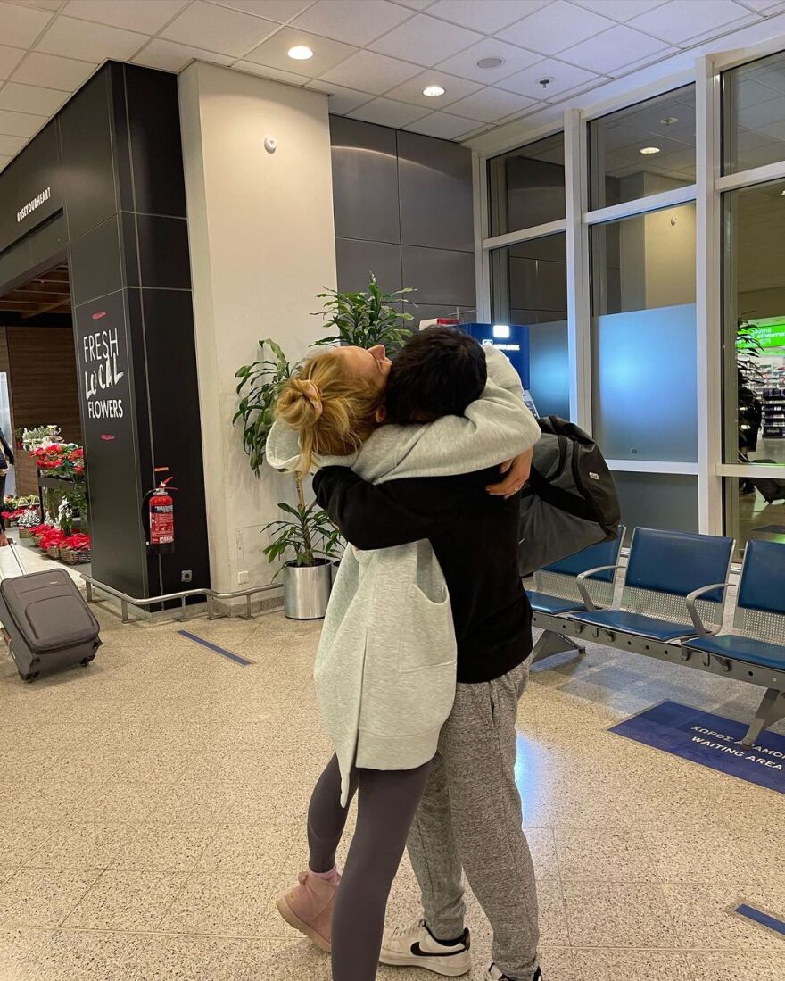 Ντορέττα Παπαδημητρίου: Υποδέχτηκε στο αεροδρόμιο τον γιο της που έλειπε για σπουδές