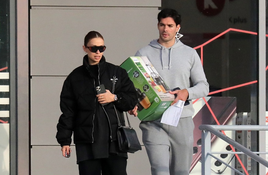 Ελένη Φουρέιρα: Απόλαυσε τα ψώνια της στη Γλυφάδα με τον Αλμπέρτο Μποτία