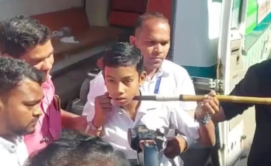 Ινδία: Τύχη βουνό για 14χρονο - Του καρφώθηκε ακόντιο στον λαιμό και επέζησε