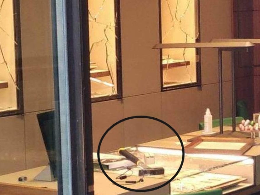 Rolex: Οι ληστές άρπαξαν τα 23 ρολόγια σε λιγότερο από 2 λεπτά - Άφησαν πίσω τους ένα σφυρί