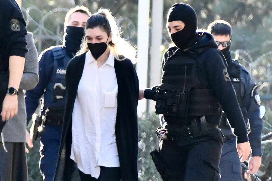 Στην Ευελπίδων η Πισπιρίγκου - Απολογείται για τους θανάτους της Μαλένας και της Ίριδας