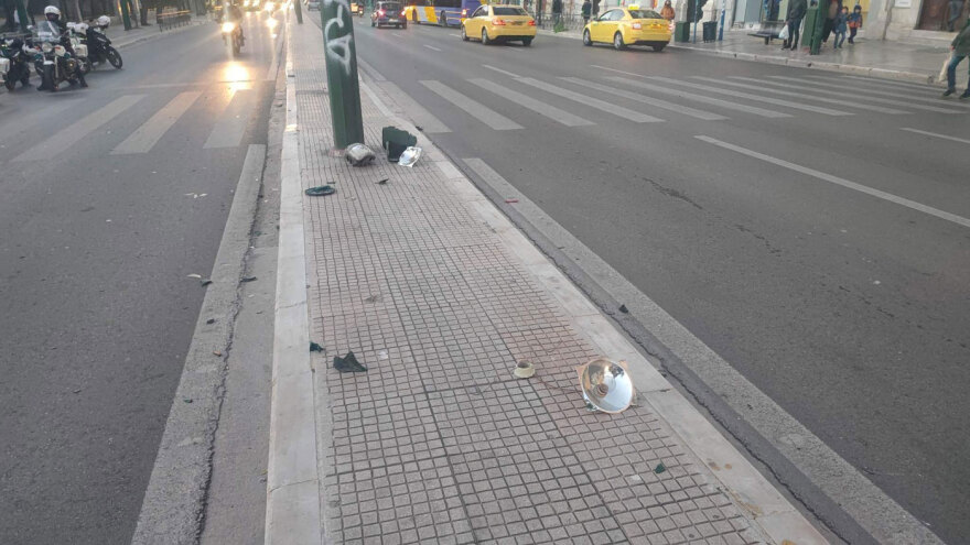 Τροχαίο έξω από το Πολυτεχνείο - Αυτοκίνητο «καρφώθηκε» πάνω σε φανάρι 