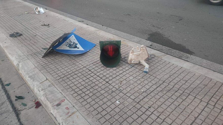 Τροχαίο έξω από το Πολυτεχνείο - Αυτοκίνητο «καρφώθηκε» πάνω σε φανάρι 