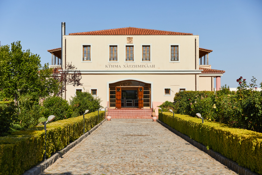 Η ιστορία μιας οικογένειας με πάθος για το ελληνικό κρασί, με σύμβολο τη γαλοπούλα