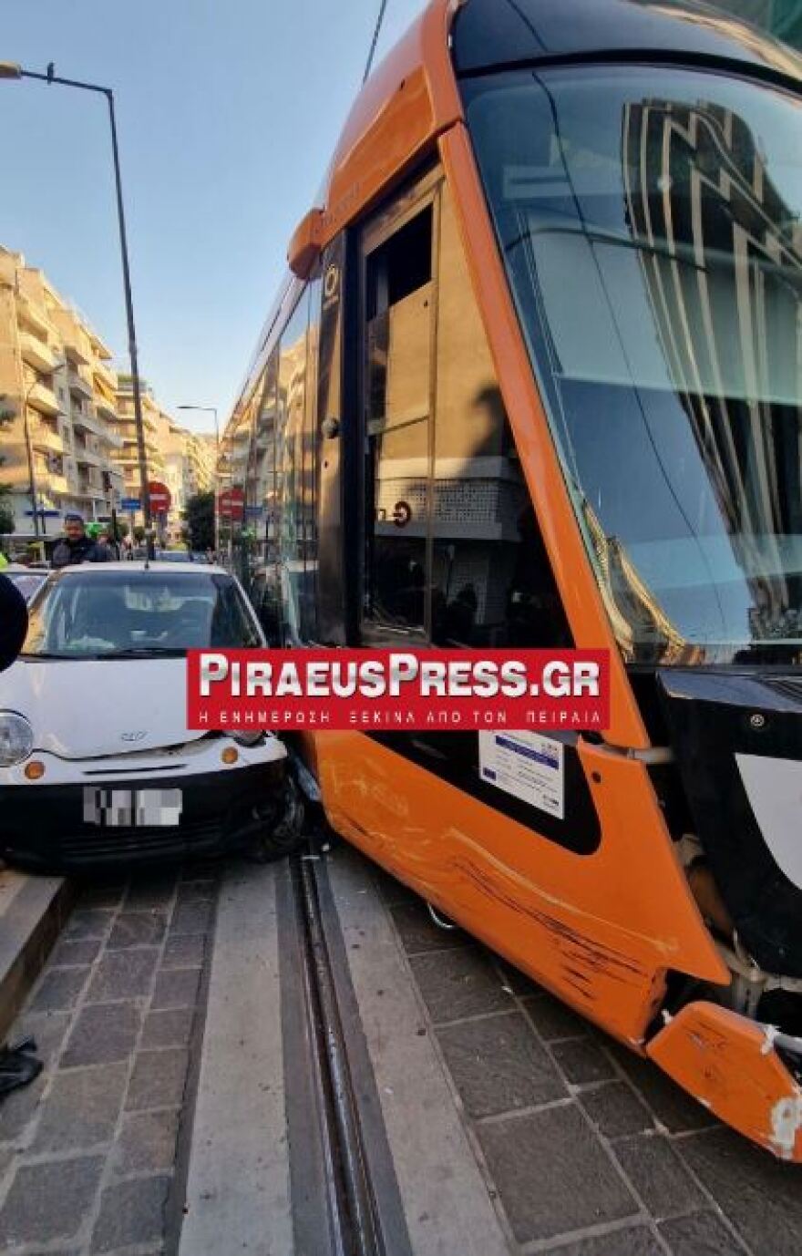 Τραμ συγκρούστηκε με αυτοκίνητο στο κέντρο του Πειραιά - Δείτε φωτογραφίες