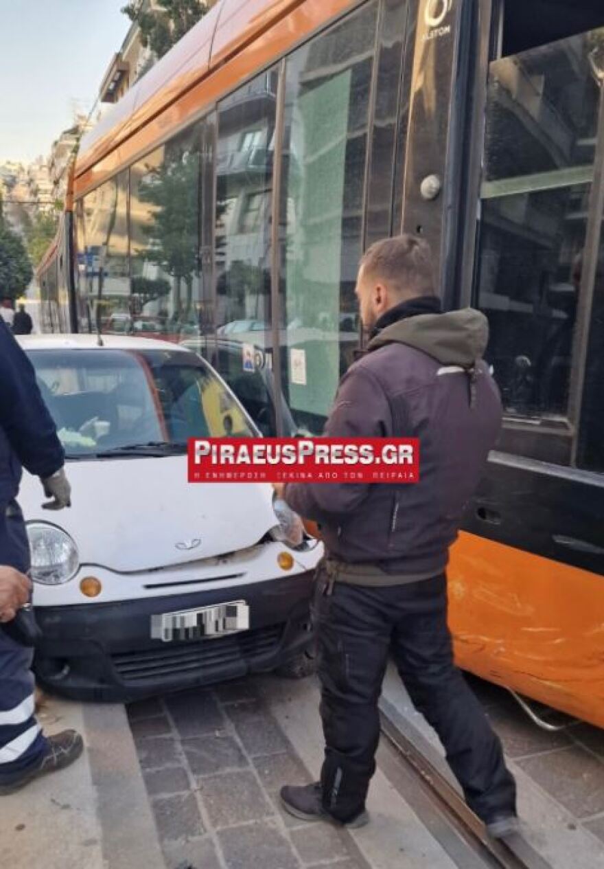 Τραμ συγκρούστηκε με αυτοκίνητο στο κέντρο του Πειραιά - Δείτε φωτογραφίες