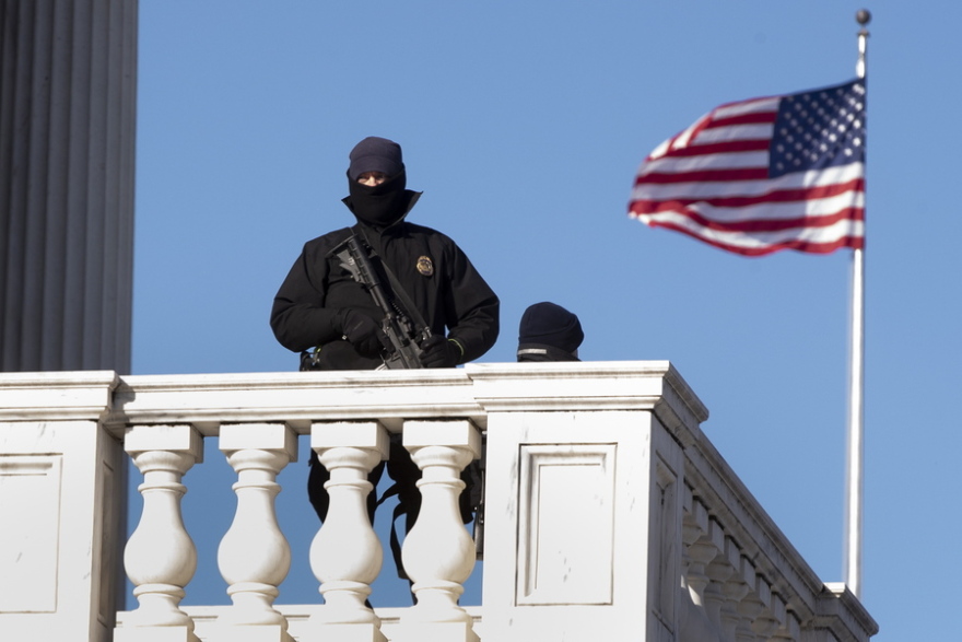 «Κυκλώνας-βόμβα» στις ΗΠΑ: Δρόμοι-παγοδρόμια, πολλοί εγκλωβισμένοι σε αυτοκίνητα