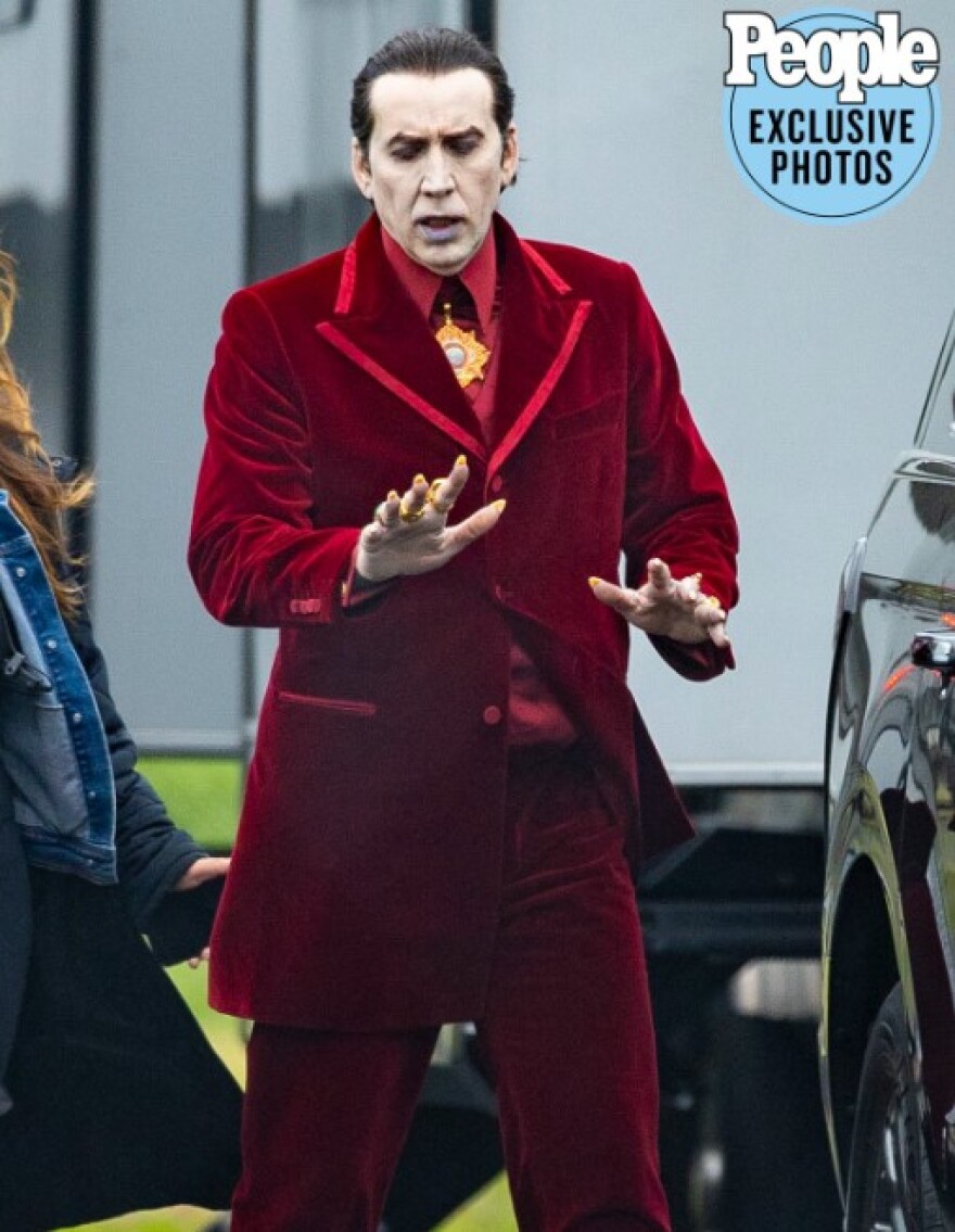 Νίκολας Κέιτζ: Ο ηθοποιός σε ρόλο... δράκουλα - Έβαψε τα μαλλιά του κόκκινα και αγόρασε κοράκι για κατοικίδιο