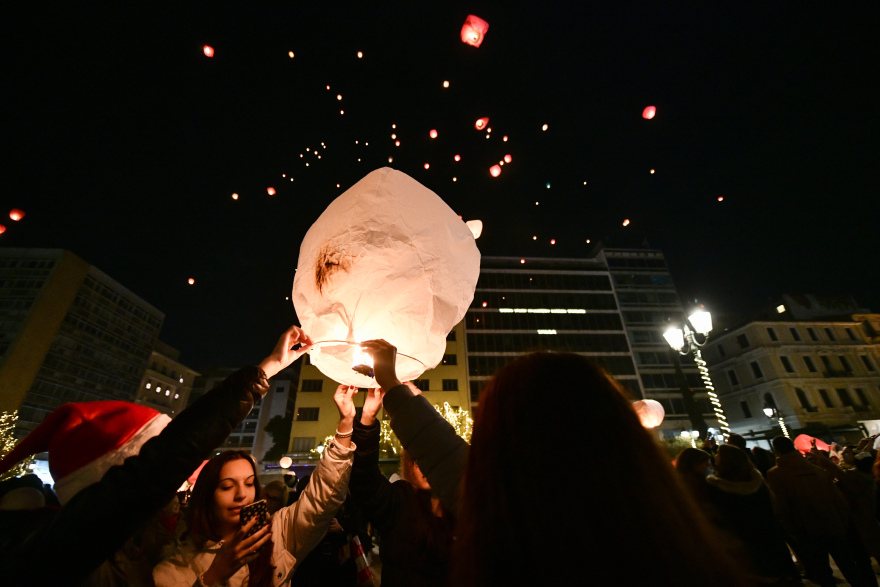 Δήμος Αθηναίων: 1.500 φαναράκια φώτισαν τον ουρανό της πρωτεύουσας στη Νύχτα των Ευχών - Δείτε βίντεο και φωτογραφίες