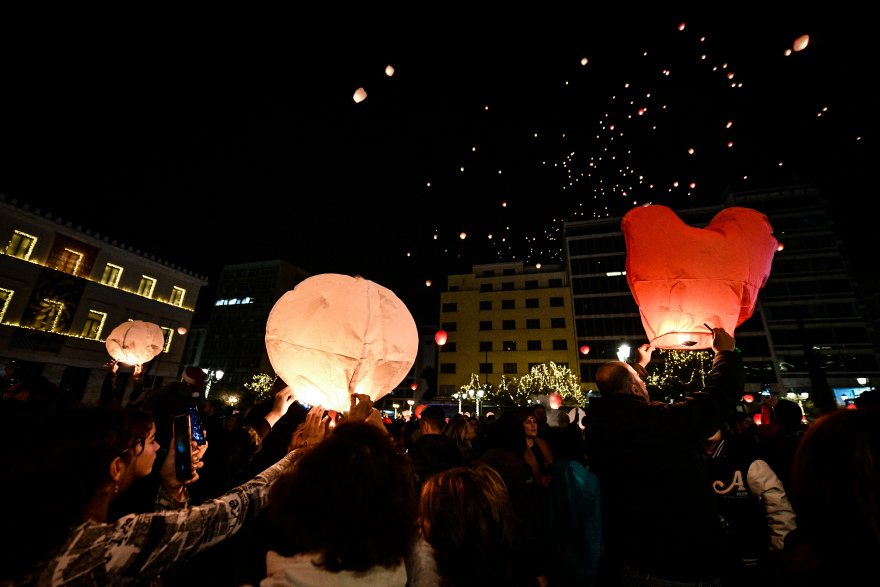 Δήμος Αθηναίων: 1.500 φαναράκια φώτισαν τον ουρανό της πρωτεύουσας στη Νύχτα των Ευχών - Δείτε βίντεο και φωτογραφίες