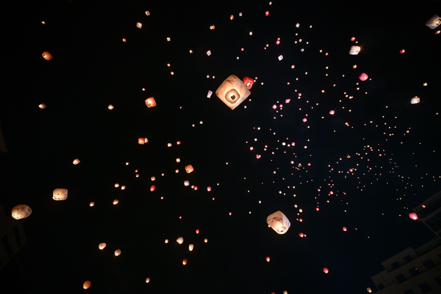 Δήμος Αθηναίων: 1.500 φαναράκια φώτισαν τον ουρανό της πρωτεύουσας στη Νύχτα των Ευχών - Δείτε βίντεο και φωτογραφίες