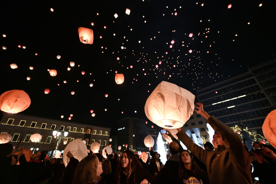 Δήμος Αθηναίων: 1.500 φαναράκια φώτισαν τον ουρανό της πρωτεύουσας στη Νύχτα των Ευχών - Δείτε βίντεο και φωτογραφίες