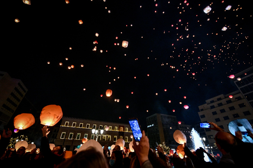Δήμος Αθηναίων: 1.500 φαναράκια φώτισαν τον ουρανό της πρωτεύουσας στη Νύχτα των Ευχών - Δείτε βίντεο και φωτογραφίες