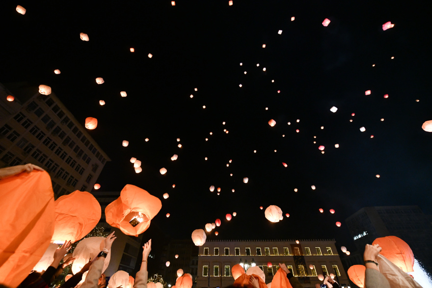 Δήμος Αθηναίων: 1.500 φαναράκια φώτισαν τον ουρανό της πρωτεύουσας στη Νύχτα των Ευχών - Δείτε βίντεο και φωτογραφίες