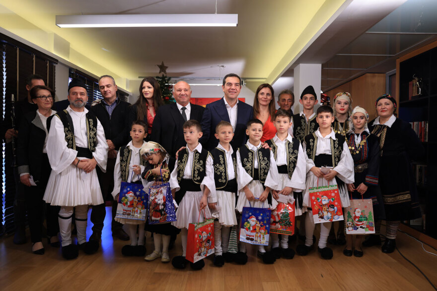 Χριστούγεννα 2022: Κεφαλονίτικα κάλαντα άκουσαν ο Αλέξης Τσίπρας και η Μπέτυ Μπαζιάνα