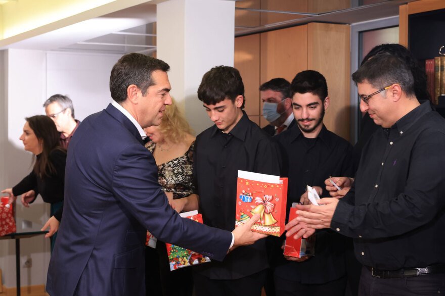 Χριστούγεννα 2022: Κεφαλονίτικα κάλαντα άκουσαν ο Αλέξης Τσίπρας και η Μπέτυ Μπαζιάνα