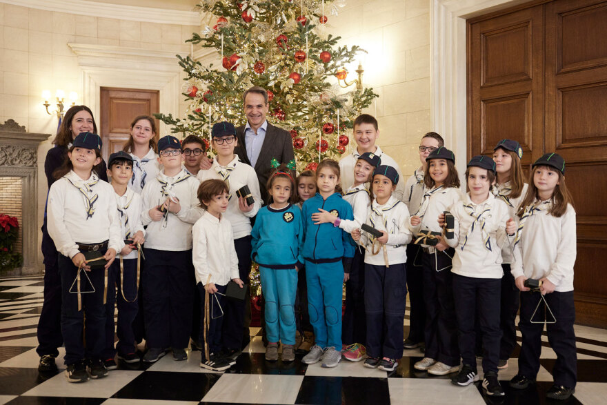 Μητσοτάκης: Χριστουγεννιάτικα κάλαντα από διάφορες περιοχές της χώρας άκουσε ο πρωθυπουργός