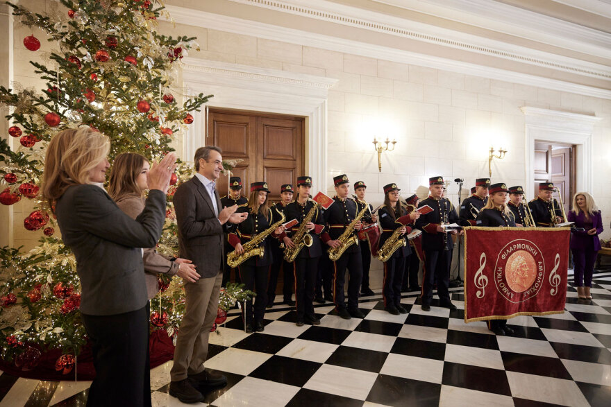Μητσοτάκης: Χριστουγεννιάτικα κάλαντα από διάφορες περιοχές της χώρας άκουσε ο πρωθυπουργός