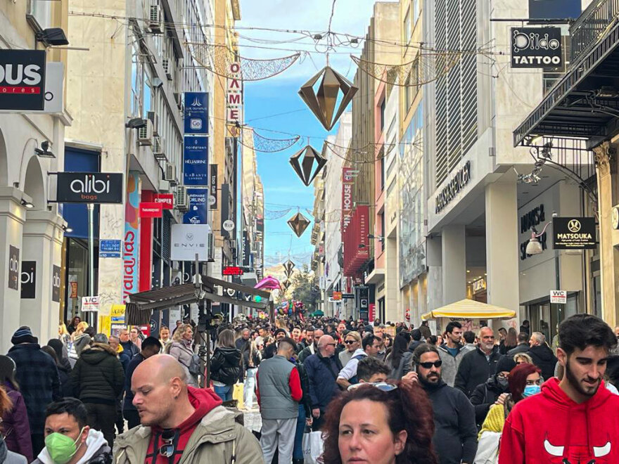 Κοσμοσυρροή στο κέντρο της Αθήνας παραμονή Χριστουγέννων