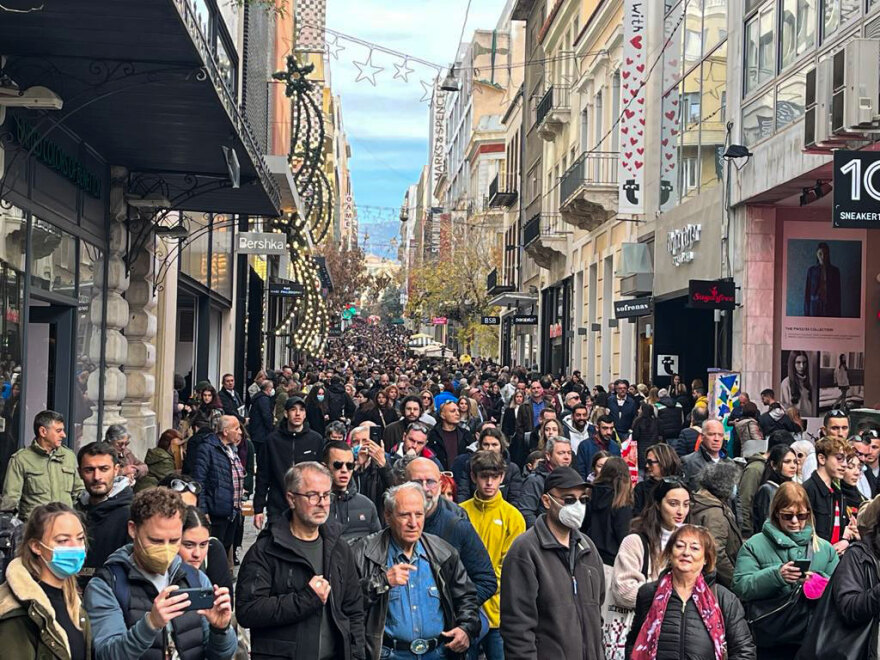 Κοσμοσυρροή στο κέντρο της Αθήνας παραμονή Χριστουγέννων