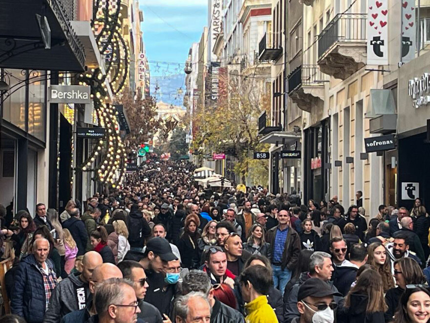 Κοσμοσυρροή στο κέντρο της Αθήνας παραμονή Χριστουγέννων