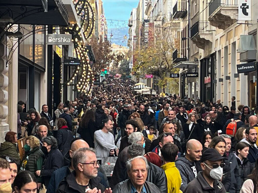Κοσμοσυρροή στο κέντρο της Αθήνας παραμονή Χριστουγέννων