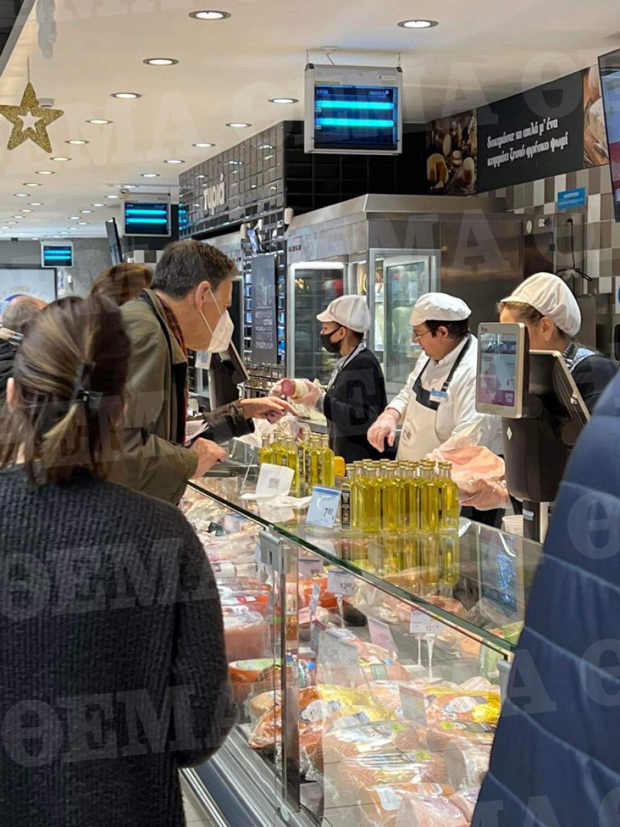 Με λίστα στο σούπερ μάρκετ ο Θόδωρος Σκυλακάκης για το χριστουγεννιάτικο τραπέζι