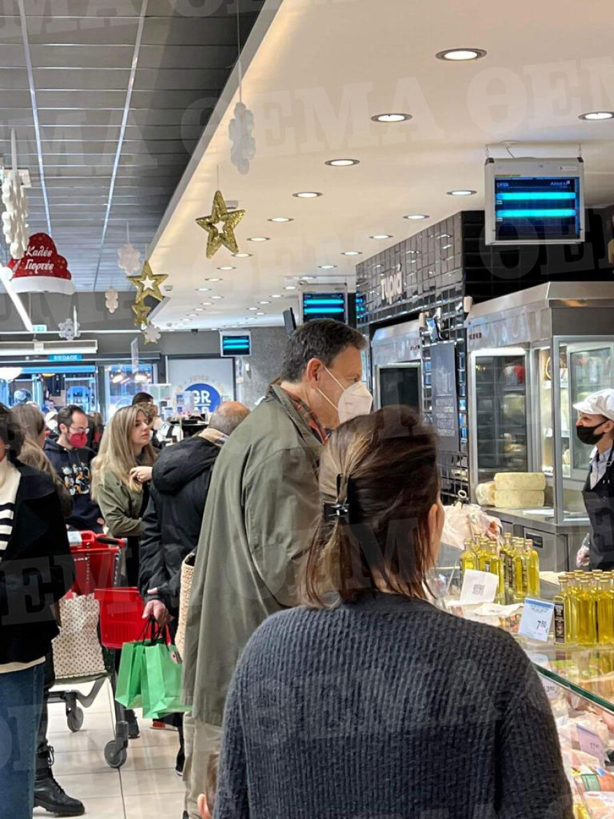 Με λίστα στο σούπερ μάρκετ ο Θόδωρος Σκυλακάκης για το χριστουγεννιάτικο τραπέζι