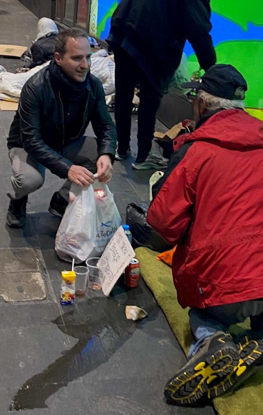 Η «Αποστολή» μοιράζει τα βράδια δέματα αγάπης στους αστέγους