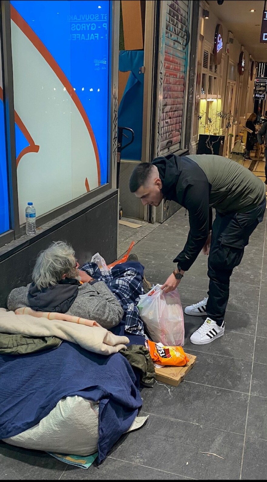 Η «Αποστολή» μοιράζει τα βράδια δέματα αγάπης στους αστέγους