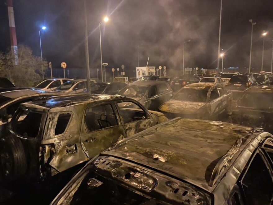 Αλεξανδρούπολη: Οκτώ αυτοκίνητα καταστράφηκαν από πυρκαγιά στο πάρκινγκ του αεροδρομίου