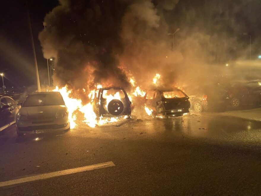 Αλεξανδρούπολη: Οκτώ αυτοκίνητα καταστράφηκαν από πυρκαγιά στο πάρκινγκ του αεροδρομίου