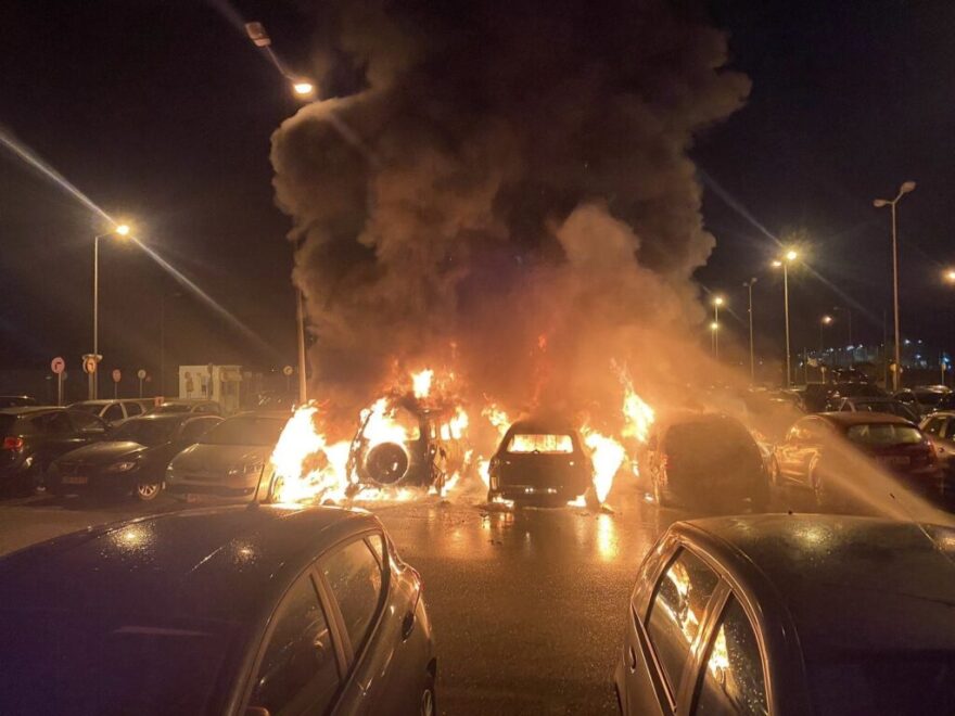 Αλεξανδρούπολη: Οκτώ αυτοκίνητα καταστράφηκαν από πυρκαγιά στο πάρκινγκ του αεροδρομίου