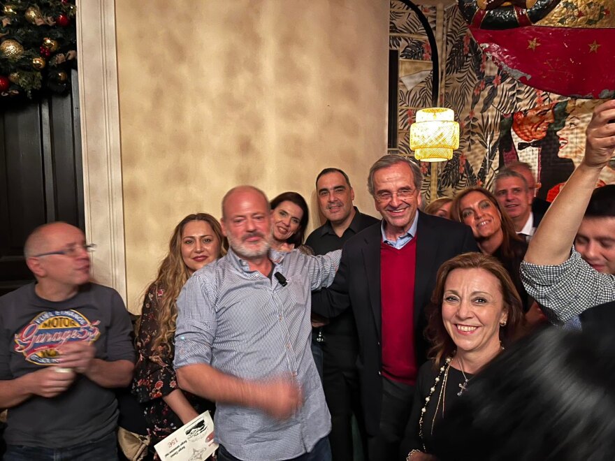 Χριστουγεννιάτικο ρεβεγιόν στον Πειραιά για τον Αντώνη Σαμαρά μαζί με πολλούς φίλους