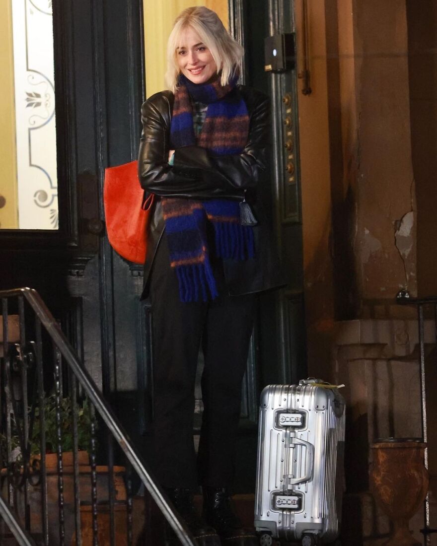 Ντακότα Τζόνσον: Aγνώριστη η ηθοποιός - Έβαψε τα μαλλιά της πλατινέ