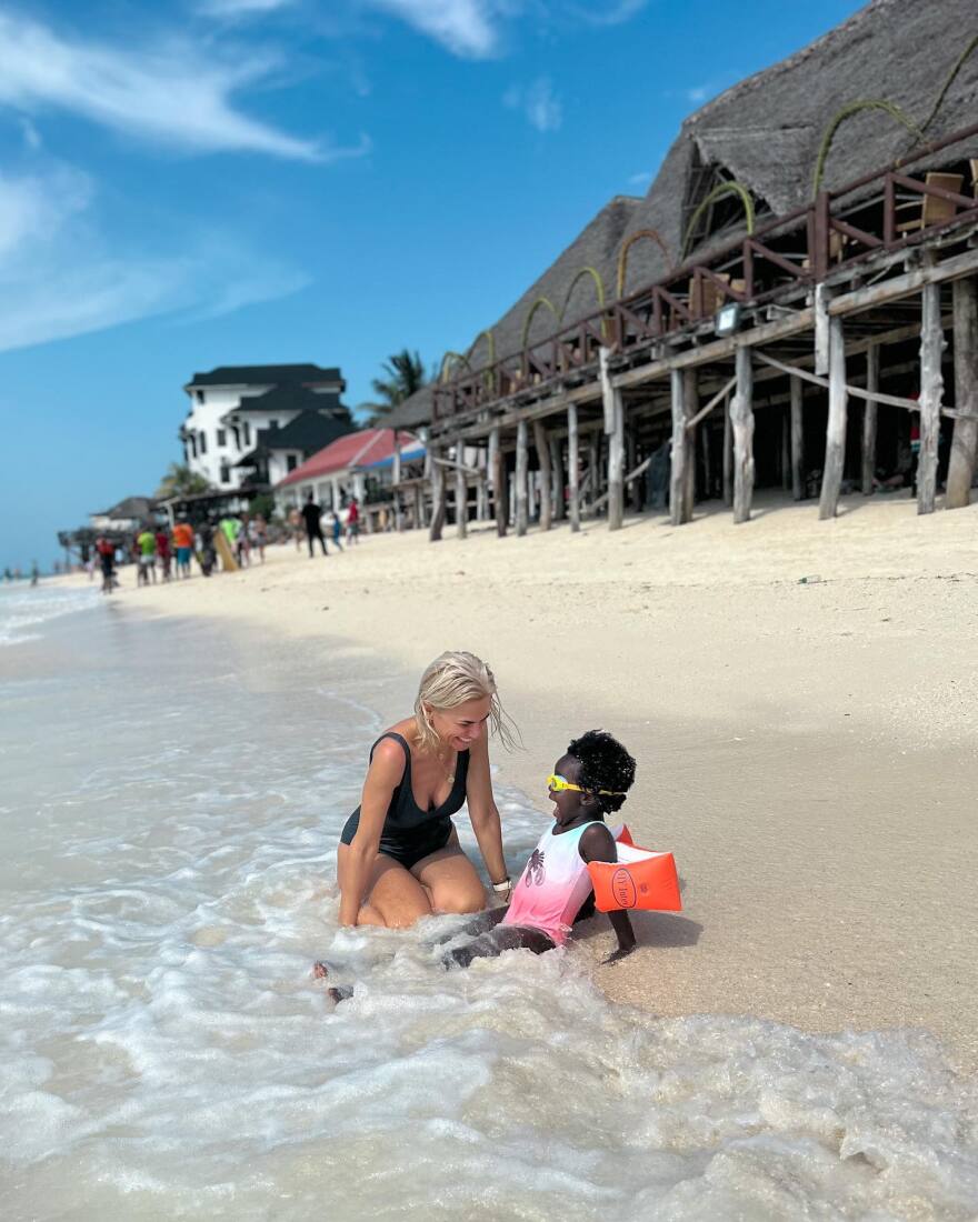 Χριστίνα Κοντοβά: Τα Χριστούγεννα στην Τανζανία και οι βουτιές στον Ινδικό Ωκεανό μαζί με την κόρη της  