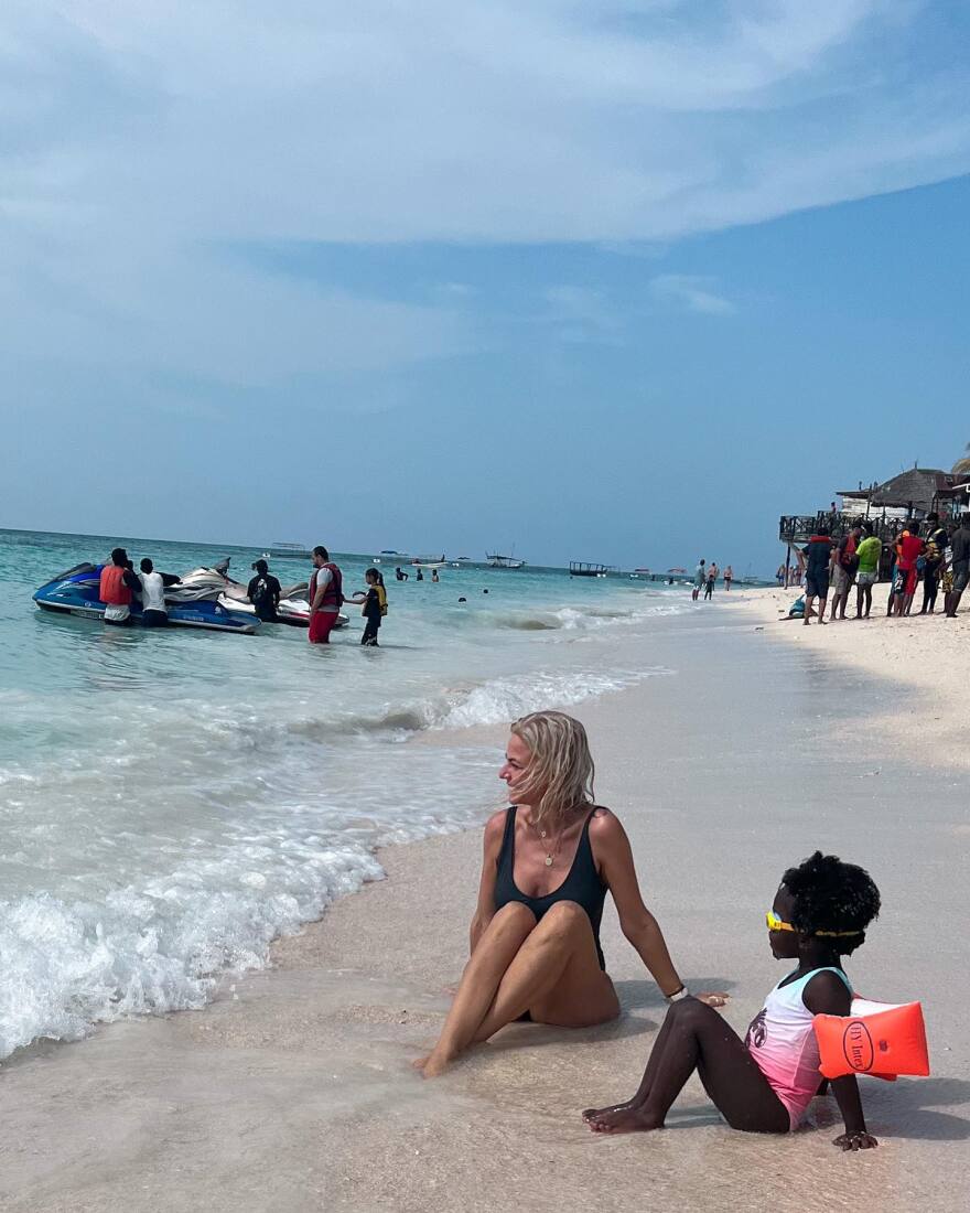 Χριστίνα Κοντοβά: Τα Χριστούγεννα στην Τανζανία και οι βουτιές στον Ινδικό Ωκεανό μαζί με την κόρη της  