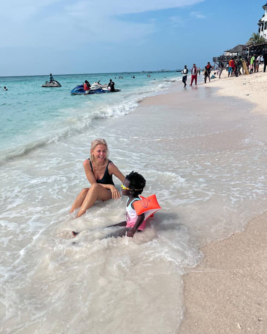 Χριστίνα Κοντοβά: Τα Χριστούγεννα στην Τανζανία και οι βουτιές στον Ινδικό Ωκεανό μαζί με την κόρη της  