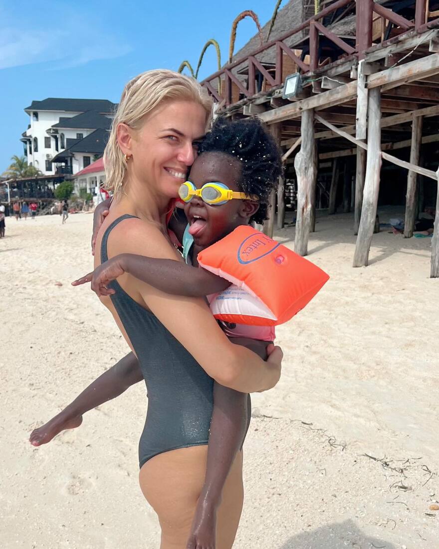 Χριστίνα Κοντοβά: Τα Χριστούγεννα στην Τανζανία και οι βουτιές στον Ινδικό Ωκεανό μαζί με την κόρη της  