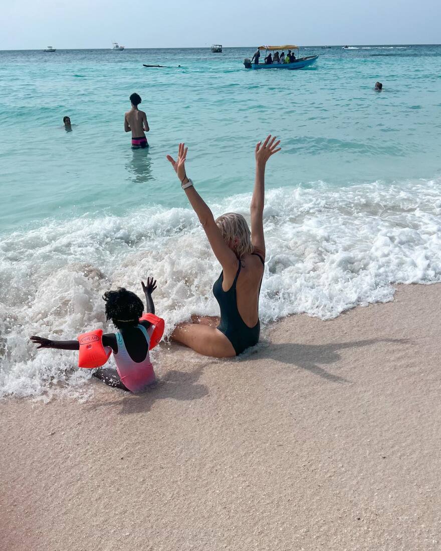 Χριστίνα Κοντοβά: Τα Χριστούγεννα στην Τανζανία και οι βουτιές στον Ινδικό Ωκεανό μαζί με την κόρη της  