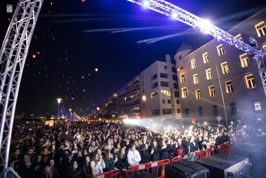 Βόλος: Φαντασμαγορικό θέαμα με χιλιάδες φαναράκια στον ουρανό