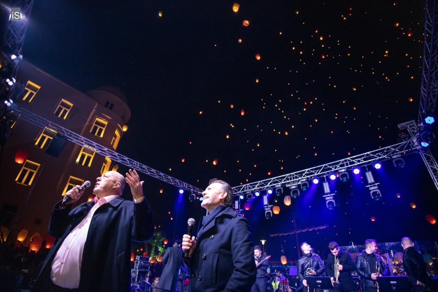 Βόλος: Φαντασμαγορικό θέαμα με χιλιάδες φαναράκια στον ουρανό