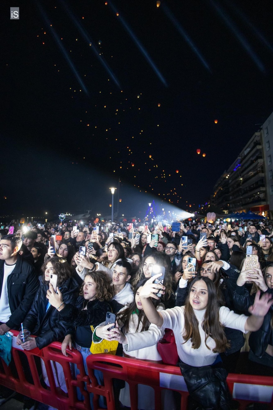 Βόλος: Φαντασμαγορικό θέαμα με χιλιάδες φαναράκια στον ουρανό