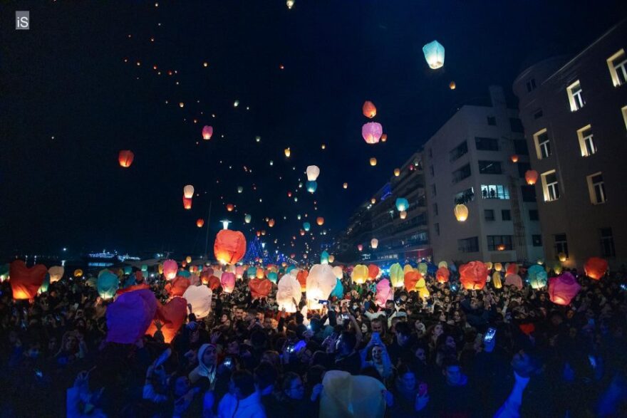 Βόλος: Φαντασμαγορικό θέαμα με χιλιάδες φαναράκια στον ουρανό