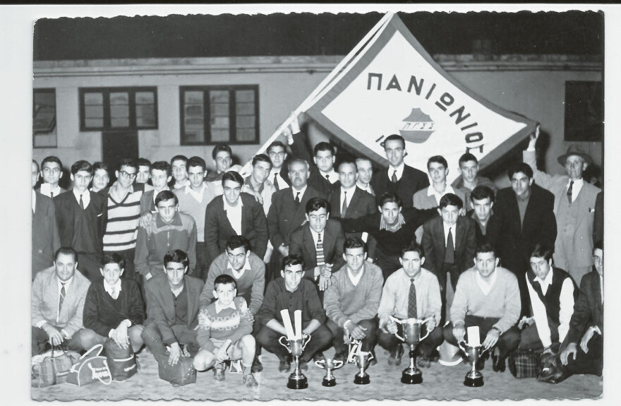 Από το «πάμε στον Αδωνι για καφέ» στα πιστολίδια -  Ιστορίες από την πλατεία της Νέας Σμύρνης